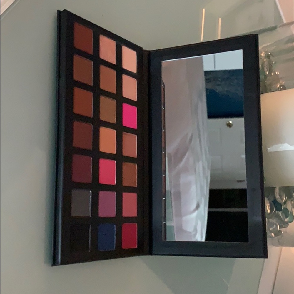 Kylie Jenner Sipping Pretty Eyeshadow Palette
